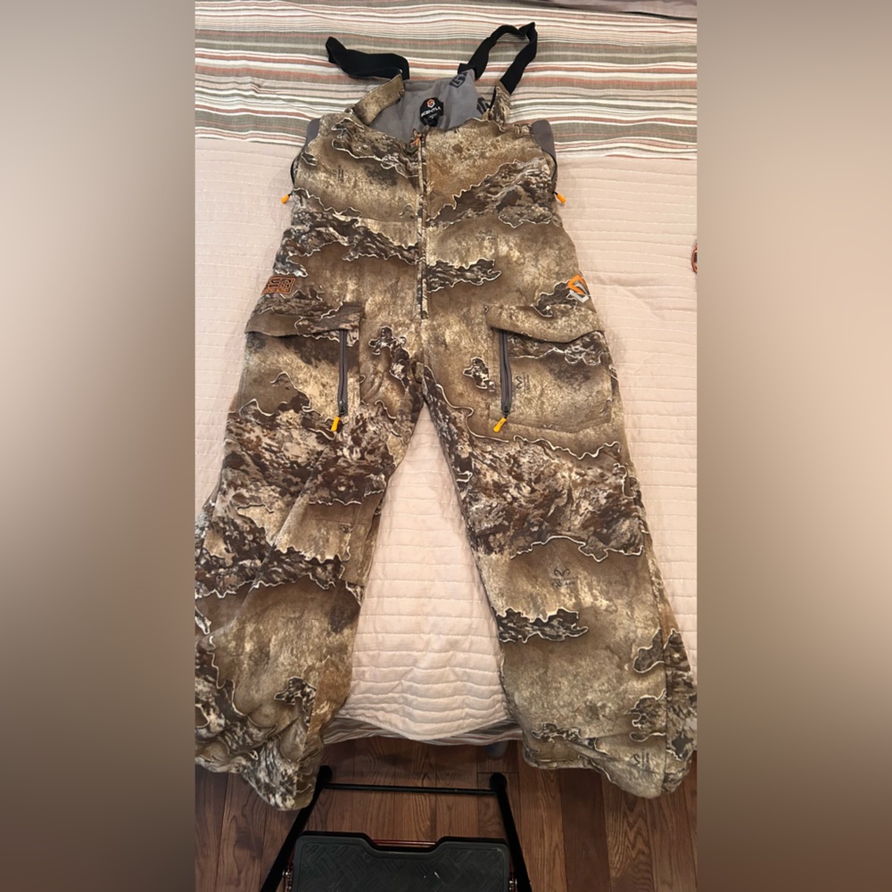 BE-1 Fortress Bib Large